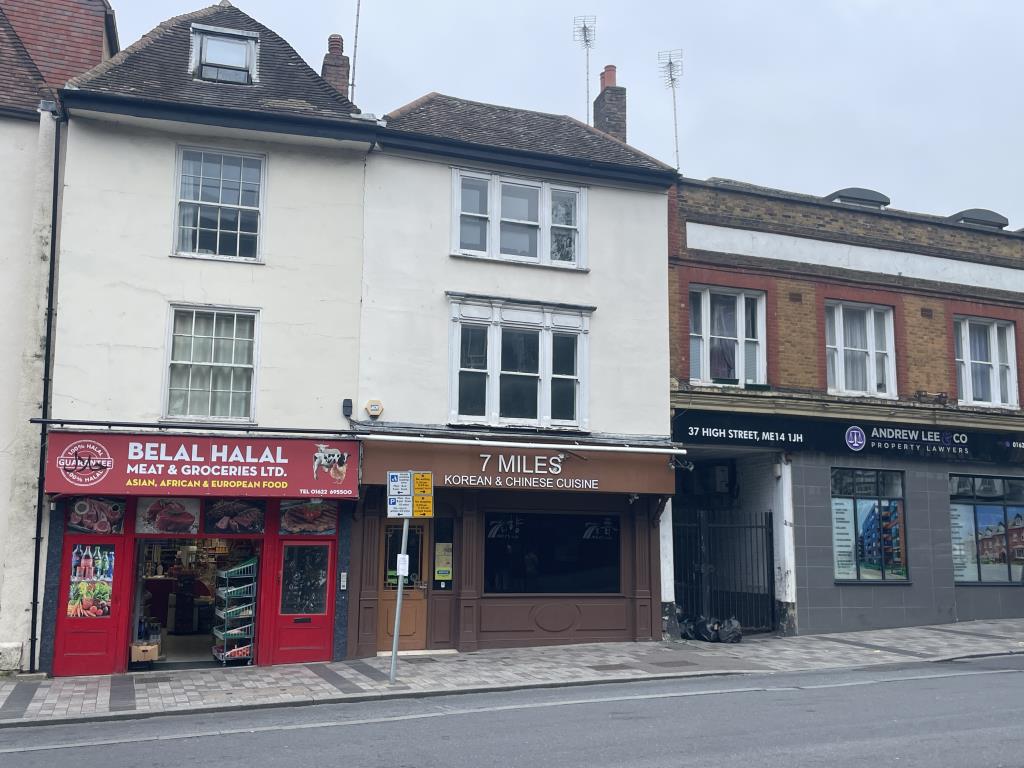 Lot: 111 - TOWN CENTRE PROPERTY ARRANGED AS FIVE FLATS FOR IMPROVEMENT PLUS COMMERCIAL GROUND RENT - Town centre residential investment as 5 flats